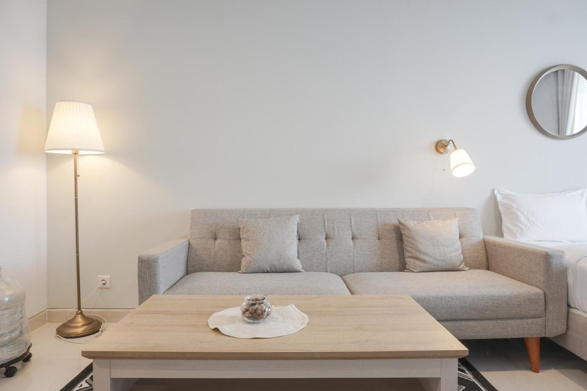 Apartment New And Homey At West Vista By Travelio